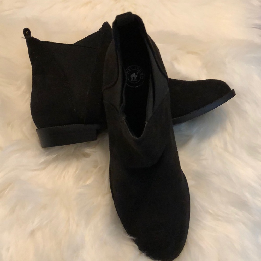 Black booties/ankle boots